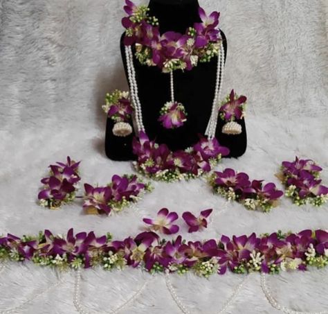 Artificial Flower Jewellery For Mehndi, Dohale Jevan Flower Jewellery, Floral Hairstyles, Haldi Dress Ideas, Dohale Jevan, Flower Jewellery For Haldi, Baby Shower Jewelry, Flower Jewellery For Mehndi, Flowers Jewellery