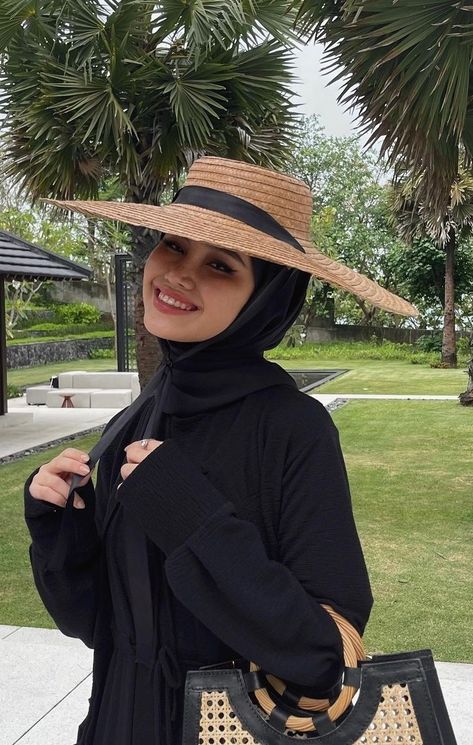 Hijab Topi, Beach Outfit Hijab, Black Outfit Hijab, Bali Outfit, Aesthetic Hijabi, Steet Style, Beach Fit, Summer Picture Poses, Hair Scarf Styles