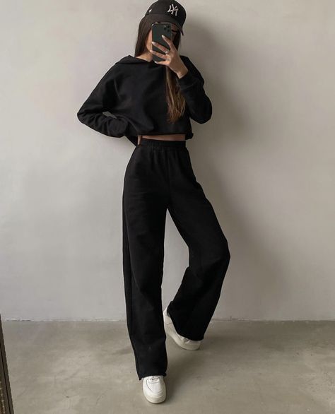 Wide Joggers Outfit, Wide Leg Sweatpants Outfit, Sweatpants Outfits Winter, Straight Leg Sweatpants Outfit, Black Sweatpants Outfit, White Tank Top Outfit, Nanny Outfit, Wide Leg Outfit, Straight Leg Joggers