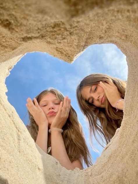 Funny Best Friend Photos, Idea For Sea Photo, Photo Ideas With A Friend, Sea Ideas Photo, Pictures For The Beach, Two Best Friends Photography, Sea Foto Ideas, Summer Beach Aesthetic Friends, Cute Summer Picture Poses