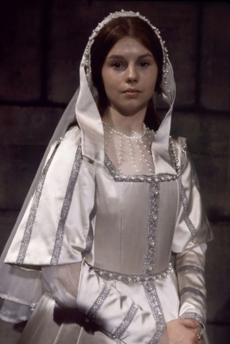 Adrienne Byrne as Catherine of Aragon and Jason Kemp as Prince Arthur in The Shadow of the Tower (1972), Episode 13: The King... Catherine Of Aragon Aesthetic, Catherine Of Aragon The Tudors, Tudor Women, Irene Papas, Tudor Period, Mary Tudor, Prince Arthur, History Queen, Historic Fashion