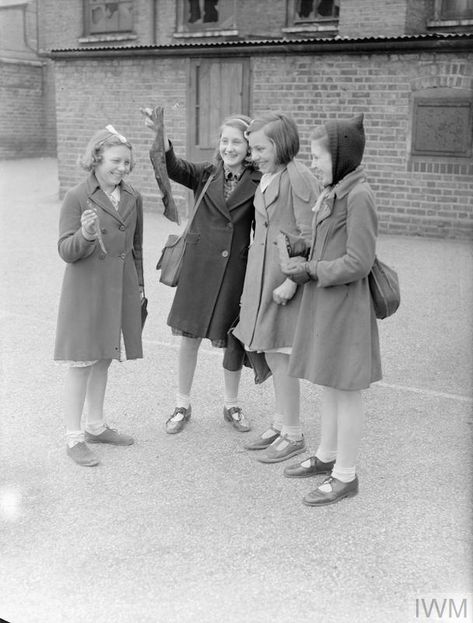 In the playground of Calvert Road School, Westcombe Park, a young girl shows her three classmates the bomb splinters that she found in her garden. Alice By Heart, London Blitz, Greenwich London, Life In London, Group Of Four, British Home, London History, The Blitz, Air Raid