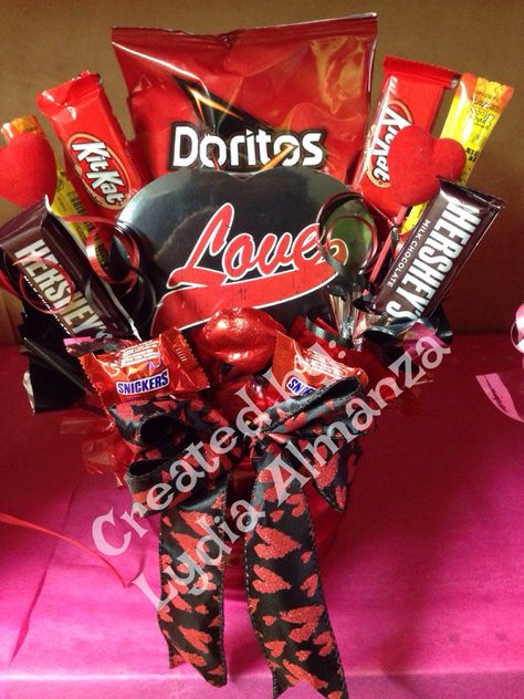 Valentine Candy Bouquet Chip Bouquet, Valentine Candy Bouquet, Valentine's Candy, Candy Bouquets, Valentine Candy, Candy Bouquet, Kit Kat, Valentine Day Crafts, Chip Bag