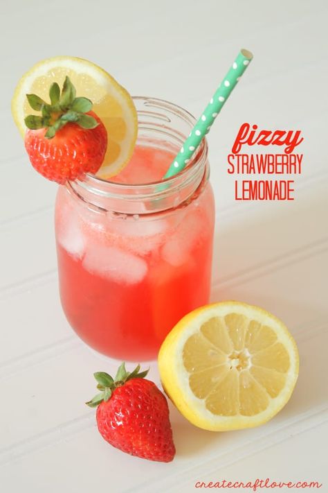 Fizzy Strawberry Lemonade Fizzy Lemonade Recipe, Recipes Cupcakes, Simply Lemonade, Strawberry Soda, Diy Straw, Lemonade Recipe, Straw Toppers, Fizzy Drink, Boning Knife