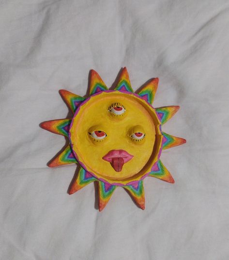 Made with clay air dry and painted with markers Sun Ashtray Clay, Trippy Clay Ideas, Sun Ashtray, Hippie Clay Art, Ashtray Clay, Easy Clay Sculptures, Clay Inspo, Easy Diys, Polymer Clay Diy