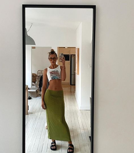 Sammy Robinson, High Waisted Midi Skirt, Europe Outfits, Skirts Midi High Waisted, Style Crush, Going Out Outfits, Green Skirt, Korean Street Fashion, Beach Wear