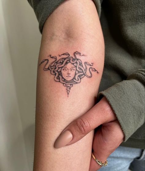 Skeleton Tarot Card Tattoo, Circe Tattoo Simple, Medusa Tattoo Subtle, Madosaya Tattoo, Cool Medusa Tattoo, Angry Medusa Tattoo, Medusa Tattoo Placement, Dainty Medusa Tattoo, Medusa Tattoo Minimalist