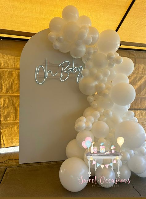 White Gender Reveal Decorations, Elegant Gender Reveal Ideas, White Themed Gender Reveal, All White Gender Reveal Party Decor, White And Gold Gender Reveal, All White Gender Reveal, Gender Reveal White Theme, Gender Reveal Backdrop Neutral, Cloud Baby Shower Theme