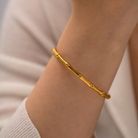 Simple Gold Bangle, Minimalist Bangle, Gold Bangles For Women, Simple Bangle, The Bangles, Bracelets Design, Shape Geometric, Bangles Jewelry Designs, Bracelets Gold Diamond