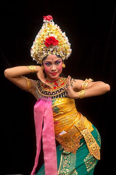 BALINESE DANCER....BALI....INDONESIA.....PHOTO BY JIM ZUCKERMAN.....PARTAGE OF VILLA SEMADHI PEMUTERAN BALI...... Bali Traditional Clothes, Bali Women, Bali Dancer, Bali Legian, Pemuteran Bali, Bali Solo Female Travel, Bali Lombok, World Dance, Bali Island