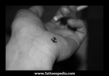 Ive always wanted a tattoo but searching online for hours only had outrages crazy ideas. Here are some of the best reasonable tattoos for those everyday classy men. Tattoo Oreille, Tiny Anchor Tattoo, Small Anchor Tattoos, Wrist Tattoos Girls, Tatuagem Masculina Pequena, Tasteful Tattoos, Anchor Tattoo, Cute Small Tattoos, Wrist Tattoos For Women