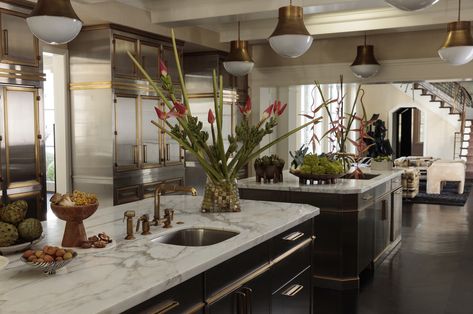 Kelly Wearstler Residential Interior Design • Hillcrest Residence: This high-end stainless steel kitchen features a stainless steel kitchen cabinet outlined in brass trim. The Precision Small Pendant casts a warm glow over marble counters, a brass faucet and stainless steel kitchen appliances, surrounded by seasonal florals and food are on display in home decor, like the Heath Bowl and vases. Tap the pin for more stainless steel kitchen cabinet storage ideas from this modern kitchen interior. Hollywood Regency Kitchen, Kelly Wearstler Interiors, Regency Home, Glam Kitchen, Kitchen Goals, Kursi Bar, Hollywood Homes, Paris Chic, Best Kitchen Designs