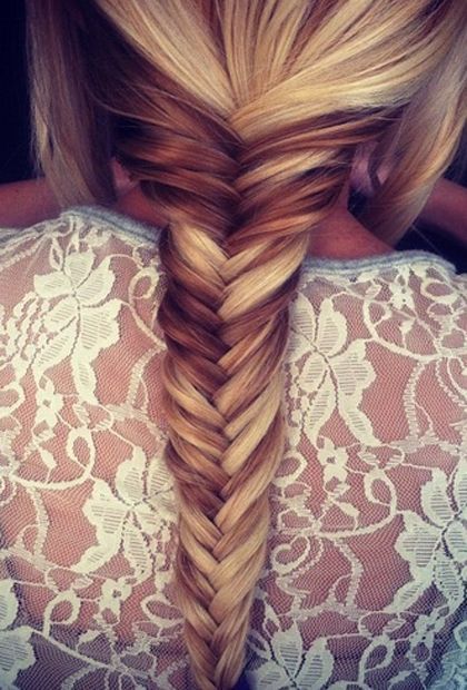 HOW TO MASTER THE FISHTAIL BRAID Still haven't learned how to fishtail braid? This simple fishtail braid tutorial will make you an expert -- instantly. #fishtailbraid Fishtail Braid Hairstyles, Fishtail Braid, Braid Tutorial, Long Blonde, Nike Shox, Long Blonde Hair, Fish Tail Braid, French Braid, Hair Dos