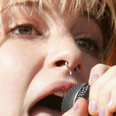 hayley-williams-septum-piercing-retainer Septum Nostril, Septum Retainer, Septum Hoop, Tattoo Zeichnungen, Piercing Nose, Types Of Piercings, Hayley Williams, Septum Piercing, Nose Rings