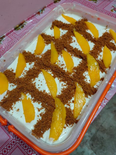 One of the best Filipino dessert! 💛 Mango Graham Float, Mango Graham, Picture Food, Filipino Dessert, Glitch Wallpaper, New Year's Food, Filipino Desserts, Pastry Desserts, Best Poses For Pictures