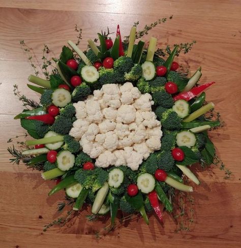 christmas-veggie-platter-ideas Christmas Veggie Wreath, Christmas Wreath Veggie Tray, Veggie Wreath Christmas, Wreath Veggie Tray, Christmas Veggie Platter, Veggie Platter Ideas, Veggie Wreath, Vegetable Wreath, Santa Veggie Tray