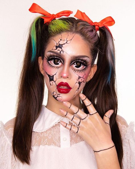 Make Up Halloween Aesthetic, Creepy Doll Makeup, Halloween Lip Makeup, Cracked Doll Makeup, Broken Doll Makeup, Doll Make Up, Makeup Ideas Halloween, Maleficent Halloween Costume, Doll Makeup Halloween