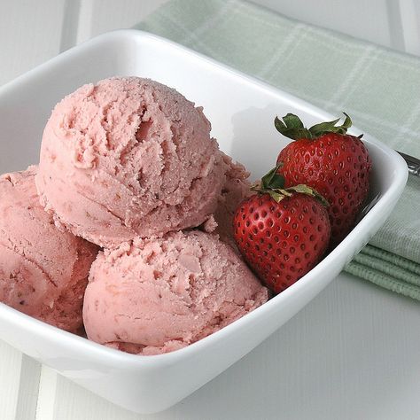 Strawberry Ice Cream Recipes, Chai Ice Cream, Strawberry Ice Cream Recipe, Frozen Treat, Strawberry Ice Cream, Ice Cream Maker, Strawberry Recipes, Cream Recipes, Frozen Desserts