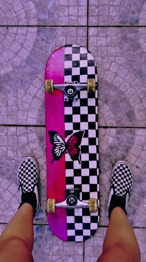 Skateboard Ideas Design, Aesthetic Skateboard, Skate Bord, Skateboard Ideas, Mode Indie, Painted Skateboard, Custom Skateboard Decks, Skateboarding Aesthetic, Custom Skates