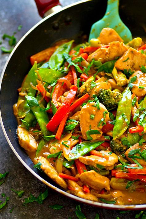 A savory peanut sauce covers every inch of this flavor-packed peanut satay chicken stir-fry! Load it up with all your favorite vegetables. Peanut Satay Chicken, Peanut Satay, Satay Chicken, Satay Sauce, Chicken Satay, Fry Recipes, Chicken Stir Fry, Vegetable Stir Fry, Stir Fry Recipes