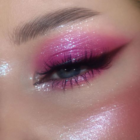 Pink Shadow Makeup, Pink And Black Eye Makeup, Harry Styles Makeup, Dolly Makeup, Shimmer Shadow, Disco Makeup, Makeup 2023, Pink Concert, Pink Eyeshadow Look