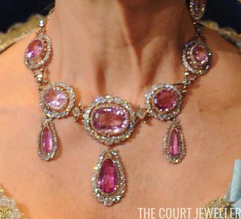 Collar Rosa, Expensive Jewelry Luxury, Royal Jewels, Pink Topaz, Expensive Jewelry, Pink Jewelry, Pink Necklace, Jewelry Lookbook, Royal Jewelry