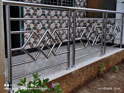 Stainless Steel Balcony Railings, House Railings Outdoor, Steel Balcony Railing Design, Steel Railing Design For Balcony, Steel Railing Design Balconies, Balcony Railing Design Modern, Stainless Steel Stair Railing, Steel Stairs Design, درابزين السلم