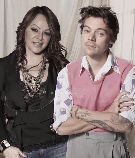 La única e inigualable Jenny Rivera con el poderosisimo Harry Styles mejor conocido como Edward Walsh Harry Styles Dibujo, Jenny Rivera, Harry Styles Funny, Jenni Rivera, I Adore You, Adriana Lima, Harry Edward Styles, Edward Styles, Happy Baby