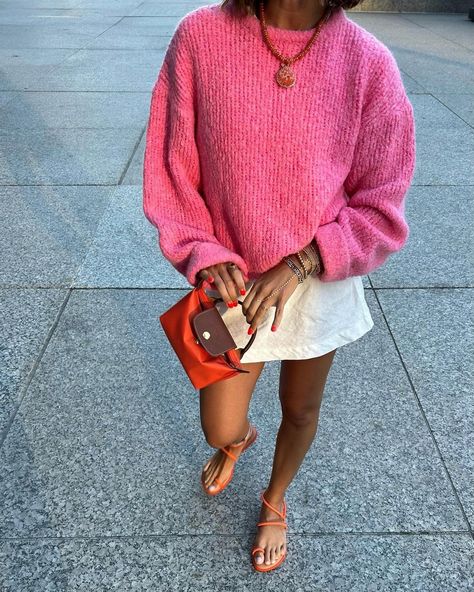 Caroline Bankston (@carrie.bankston) • Instagram photos and videos Minimalist Fashion With Color, Italy Local Fashion, Carrie Bankston, Caroline Bankston, Oversized Pink Sweater, Outfits With Pink, Pink Sweater Outfit, Late Summer Outfits, Outfit Photos