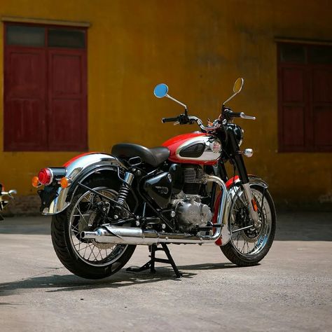 Chrome red ❤ . . . . . #royalenfield #royal #puremotorcycle #pureride #puremotorcycling Royal Enfield Classic 350cc, Classic 350 Royal Enfield, Tourer Motorcycles, Enfield Bike, Chrome Red, Enfield Classic, Red Bike, Yearly Goals, English Heritage