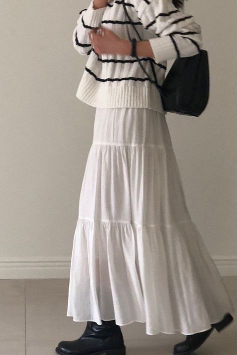 Long Flare Skirt Outfit, Style White Long Skirt, Fits With Long Skirts, Fall Outfit Long Skirt, Off White Skirt Outfit, Long Skirt And Cardigan Outfit, Skirt Long Outfits, How To Style White Skirt, White Maxi Skirt Outfit Winter