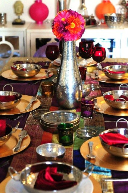 Beautiful Indian inspired table Curry Night Table Setting, Curry Table Setting, Indian Dinner Party Table, Indian Dinner Table Decor, Indian Dinner Table Setting, Indian Tablescape, Indian Table Setting, Indian Decoration Ideas, Indian Dinner Party