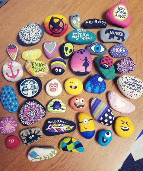 Painted rock / rock painting / rock art / painted stones / rocks / minions / quotes / pretty Rock Art Ideas, Colored Rocks, Painted Rock Art, Easy Diy Paint, Stone Art Painting, Painted Rocks Diy, Rock Painting Ideas Easy, Book Art Diy, Rock Painting Designs