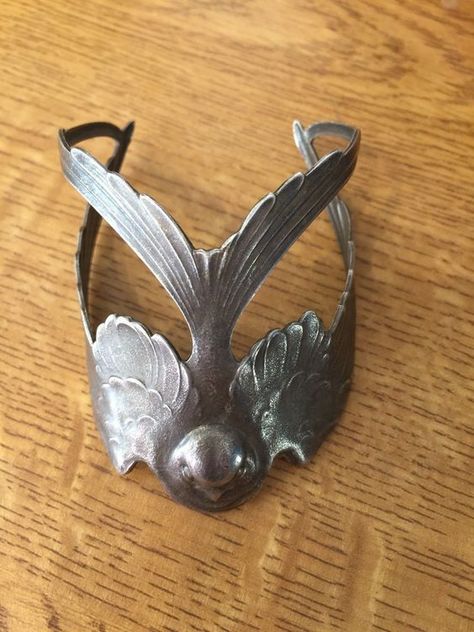 Novelty Gifts For Men, Bijoux Art Nouveau, Healthy Choice, Beautiful Bird, Funky Jewelry, Dream Jewelry, Jewelry Inspo, Antique Jewellery, Pretty Jewellery