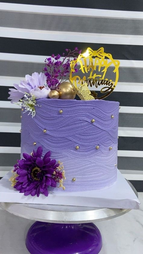 Tall Cake With Flowers, Purple Floral Cake Design, Purple Retirement Cake, Bday Cakes For Women Beautiful, Beautiful Cake Design Birthdays, Birthday Cake Designs Unique, Cute Purple Cake, Purple Cake Designs, Birthday Cakes For Women Unique