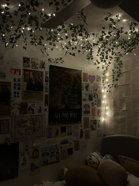 Room With Vines And Led Lights, Vine Leaves Room Decor, Vines On Wall, Room Palette, Earthy Bedroom, Fairycore Grunge, Vine Leaves, Dark Walls, All Is Well