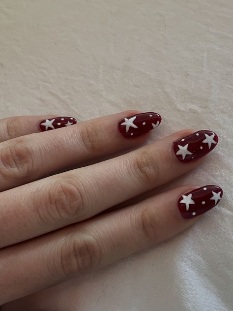 Short Almond Star Nails, Short Dark Red Nails With Design, Dark Red Nails With Stars, Dark Red Nails Christmas, Dark Short Nails Ideas, Nail Ideas Indie, Dark Red Star Nails, Christmas Nails Dark Red, Star Acrylics