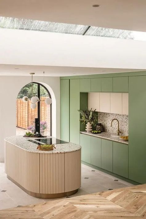 Modern Konyhatervezés, No Upper Cabinets, Curved Kitchen Island, Curved Kitchen, Coastal House, Green Cabinets, Kitchen Design Trends, Kitchen Trends, Green Kitchen