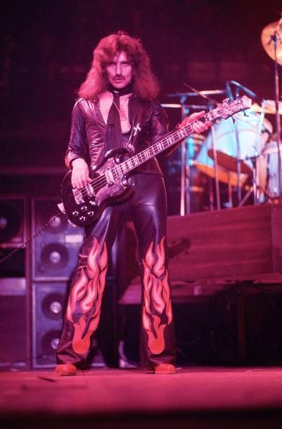 Black Sabbath Live, Black Sabbath Iron Man, Geezer Butler, Heavy Rock, Rock And Roll Bands, Rock N’roll, Ozzy Osbourne, Black Sabbath, Foo Fighters