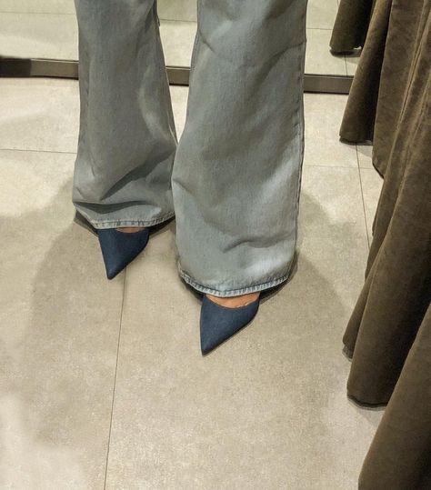 Denim Heels Outfit Ideas, Zara Heels Outfit, Denim Heels Outfit, Bottega Shoes, Pointed Heels Outfit, Denim Ootd, Denim Heels, Chic Chic, Zara Heels