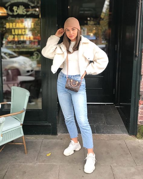 Hollie Louise on Instagram: “🐻💛” Denim Jacket Outfit Winter, White Denim Jacket Outfit, Cropped Jacket Outfit, Mom Jeans Outfit Winter, Winter Jacket Outfits, Mom Jeans Outfit, Denim Jacket Outfit, White Denim Jacket, Outfit Jeans