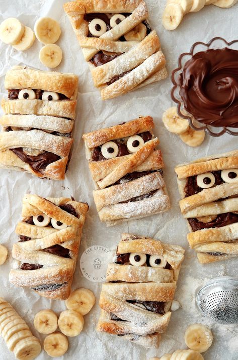 Bread Halloween Ideas, Halloween Sweet Snacks For Party, Pastry Halloween Ideas, Halloween Uncrustables, Halloween Muffin Ideas, Vegan Halloween Food For Party, Halloween Avocado Toast, Halloween Healthy Desserts, Halloween Croissant Ideas