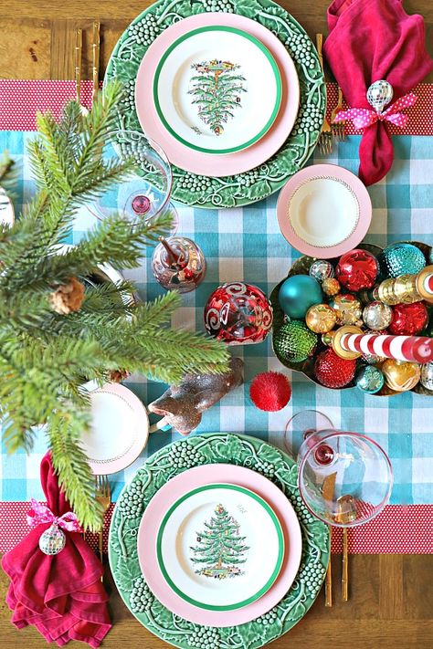 Midcentury Modern Christmas Table, Unique Tablescape Ideas, Kitsch Christmas Table, Eclectic Christmas Table Setting, Vintage Christmas Place Settings, Fun Christmas Tablescapes, Colorful Christmas Tablescapes, Whimsical Christmas Table Decor, Colorful Christmas Table Decor