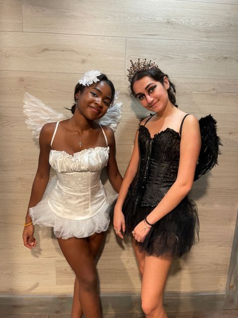 Swan Halloween Costume, The Black Swan Halloween Costume, White Swan Halloween, Black And White Swan Costume, Black Swan Aesthetic Costume, Black Swan Halloween Costume, Black And White Swan Costume Aesthetic, Swan Costume, Black Swan Best Friend Costume