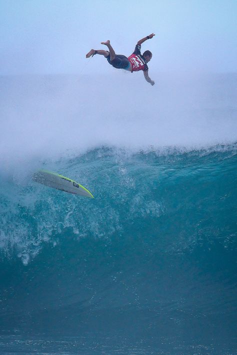 Pipe Masters 2011! Photography Water, Big Wave Surfing, Surfing Photos, Surfing Pictures, Sup Yoga, Water Sea, Surf City, Surf Life, Surfing Waves