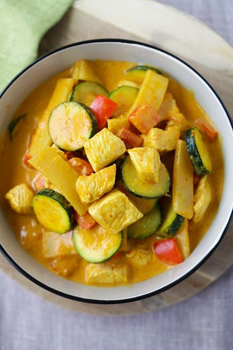 Top down view of Thai Yellow Curry recipe in a bowl. Peppers And Chicken, Zucchini And Peppers, Thai Yellow Chicken Curry, Yellow Curry Chicken, Yellow Curry Recipe, Roast Beef Sandwich Recipes, Beef Massaman Curry, Curry Easy, Thai Yellow Curry