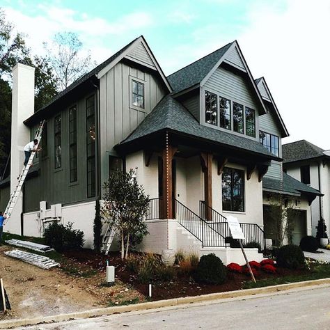 I am SO in love with the dark and light two tone on this gorgeous house! The board and batten, and those vertical windows 😍🖤😍 She’s getting… Farmhouse Exterior Design, Gorgeous Houses, Modern Farmhouse Design, Modern Farmhouse Exterior, Farmhouse Exterior, Board And Batten, Dream House Exterior, House Goals, Exterior House