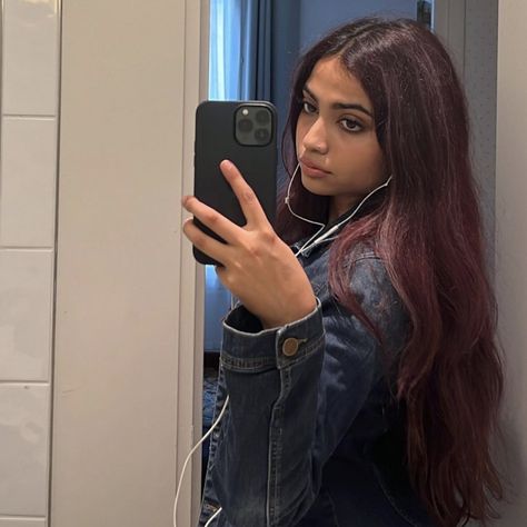 @lmaoavni on insta Red Hair Indian, Red Hair On Brown Skin, Wine Red Hair Color, Dark Burgundy Hair, Hair Jazz, Indian Hair Color, Hair Color For Brown Skin, Wine Hair Color, Cherry Red Hair