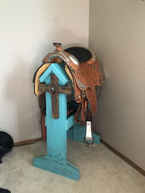 Saddle Horse Stand, Horse Saddle Stand Diy, Horse Saddle Stand, Saddle Holder Diy, Saddle Stands Wooden, Horse Saddle Decor Ideas, Saddle Decor Ideas, Diy Saddle Stand, Wooden Saddle Stand