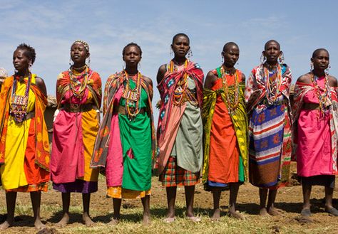 National dress of Kenya – easy, bright and heavily decorated clothing - Nationalclothing.org Kenyan Clothes, Kenyan Dress, Kenyan Clothing, Kenya Clothing, Masai Tribe, Afrikaanse Mode, National Dress, African People, We Are The World